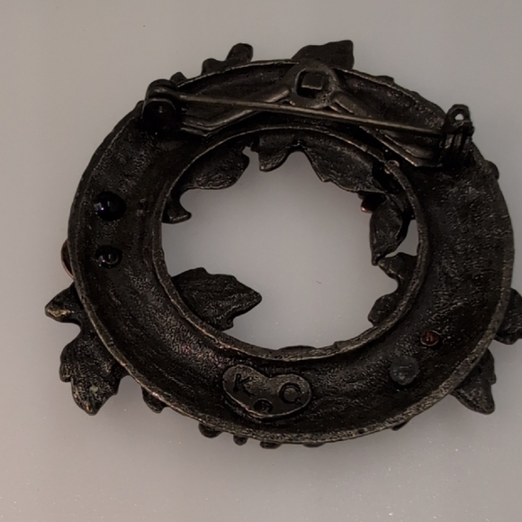 KC Leaf and Acorn Wreath Brooch - Picture 2 of 5